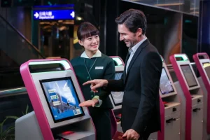 Làm thủ tục ở kiosk EVA Air